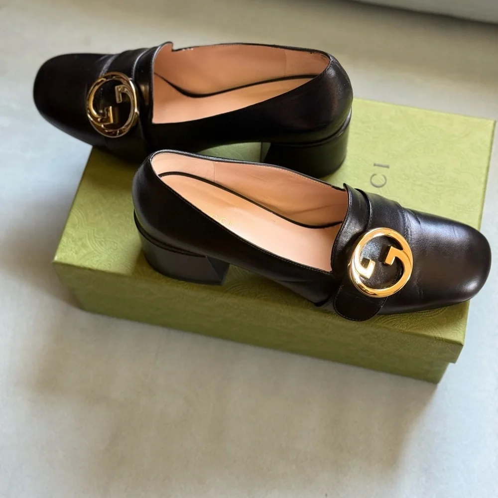 Gucci Black Leather Loafers with Gold Emblem - Picture 7 of 9